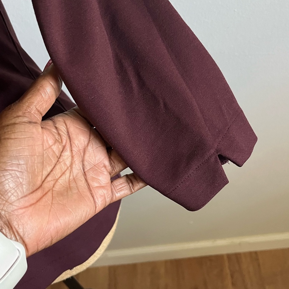 Ann Taylor burgundy, business essential top size petite - Picture 3 of 7